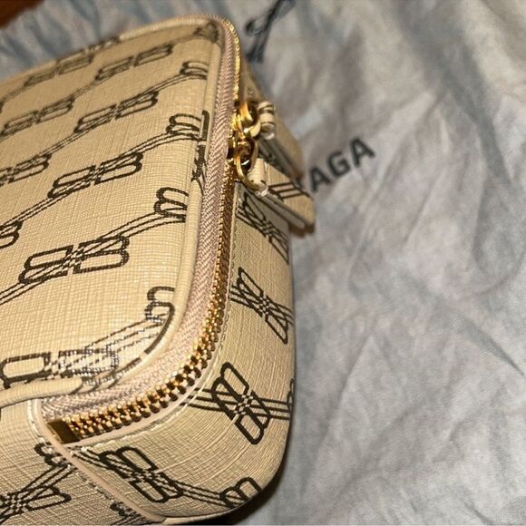Authentic Balenciaga Signature BB Leather Pouch. - Picture 10 of 12